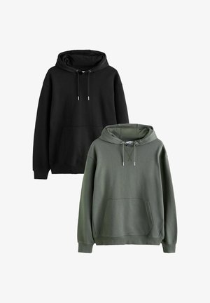 Două hanorace simple cu glugă, unul negru și unul verde măsliniu, fiecare având buzunare frontale tip cangur și șireturi.