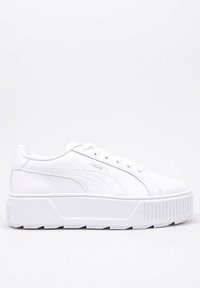 Białe sneakersy na platformie z gładkiej syntetycznej skóry, sześcioma dziurkami, zaokrąglonym czubkiem oraz teksturowaną gumową podeszwą z żłobieniami.