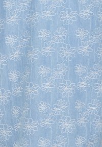 Tissu bleu clair avec un motif de petites fleurs blanches brodées uniformément réparties sur toute la surface.