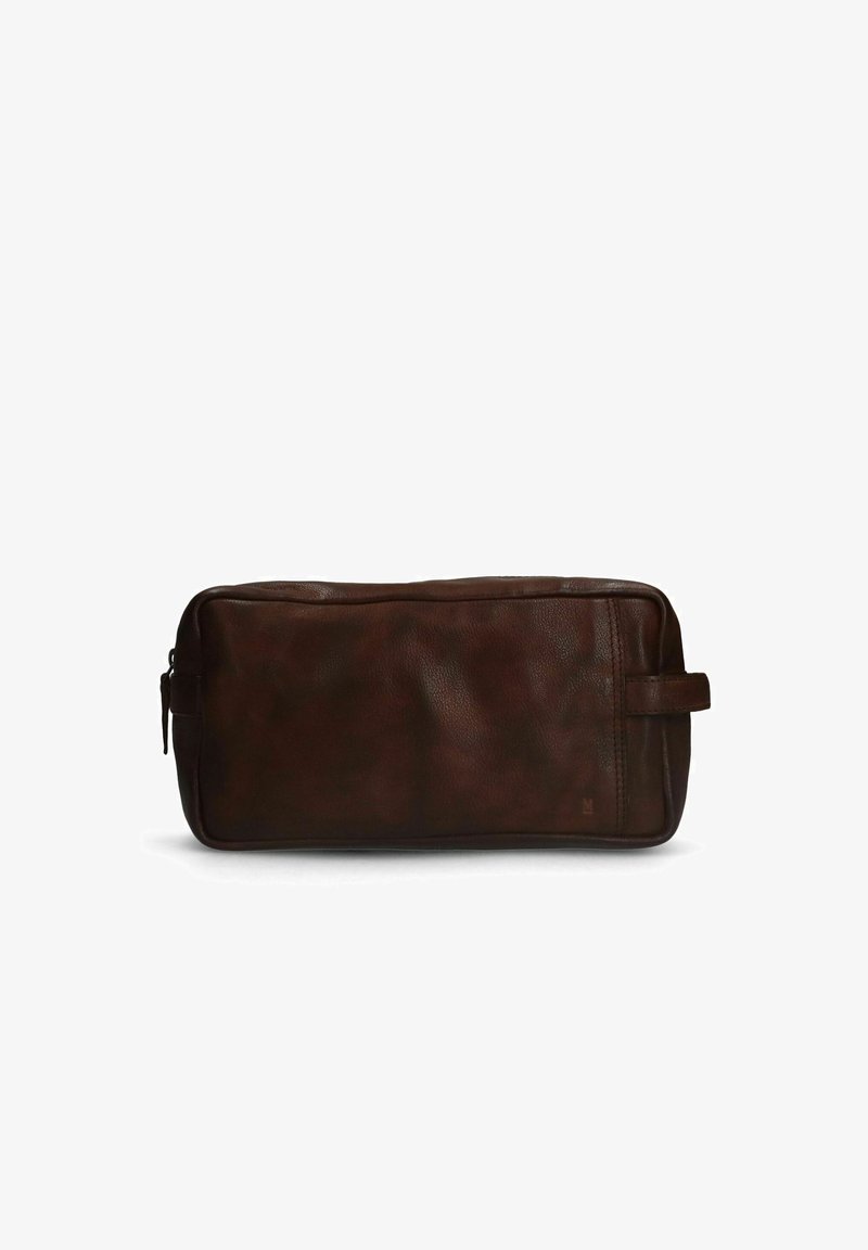Borsa da toilette in pelle marrone, forma rettangolare, superficie texturizzata, chiusura con zip, manico laterale per il trasporto, design minimalista.