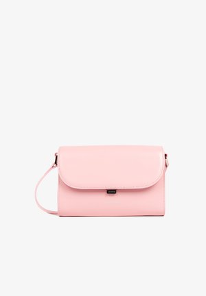 Sac à épaule en simili cuir rose avec fermeture à rabat, bandoulière ajustable et accents métalliques. Texture lisse avec un design minimaliste et un branding discret.