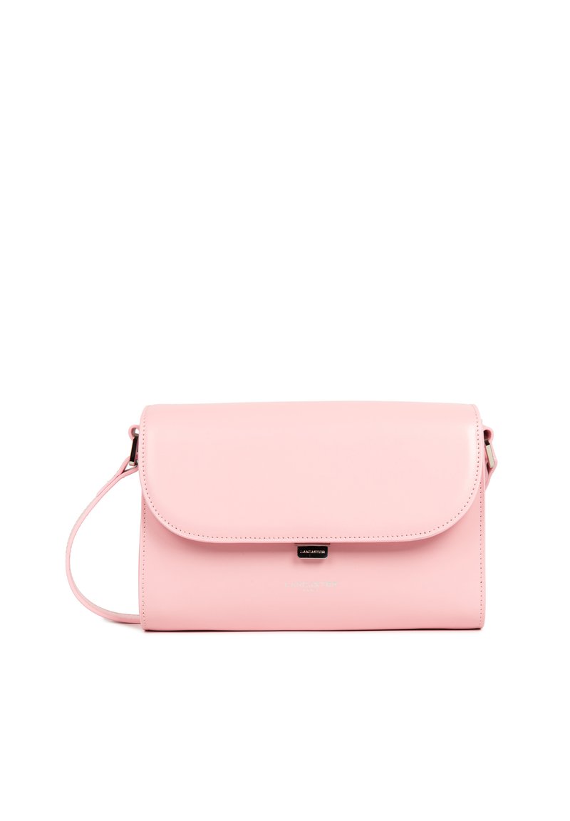 Sac à épaule en simili cuir rose avec fermeture à rabat, bandoulière ajustable et accents métalliques. Texture lisse avec un design minimaliste et un branding discret.