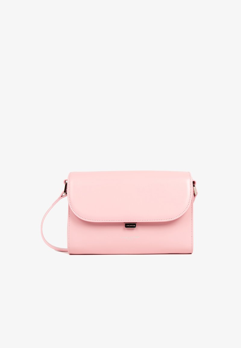 Sac à épaule en simili cuir rose avec fermeture à rabat, bandoulière ajustable et accents métalliques. Texture lisse avec un design minimaliste et un branding discret.