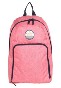 Sac à dos en tissu rouge avec une finition texturée, fermetures éclair noires et un logo circulaire représentant un soleil et des vagues à l'avant. Bretelles ajustables.