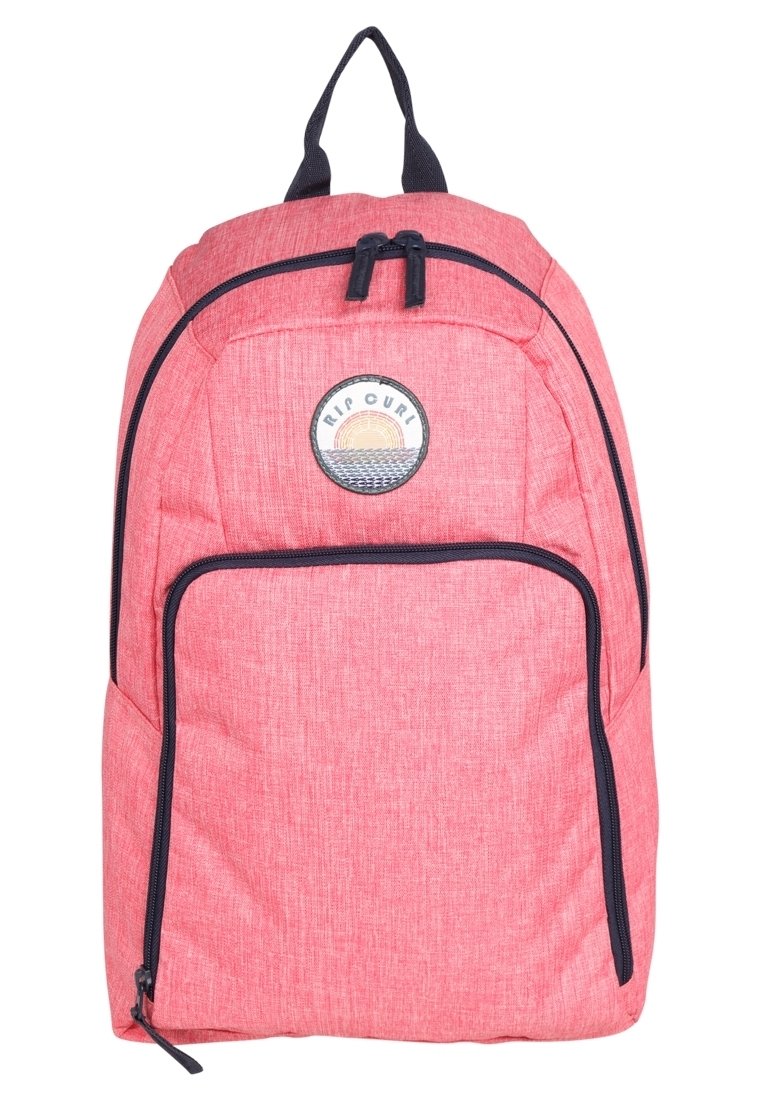 Sac à dos en tissu rouge avec une finition texturée, fermetures éclair noires et un logo circulaire représentant un soleil et des vagues à l'avant. Bretelles ajustables.