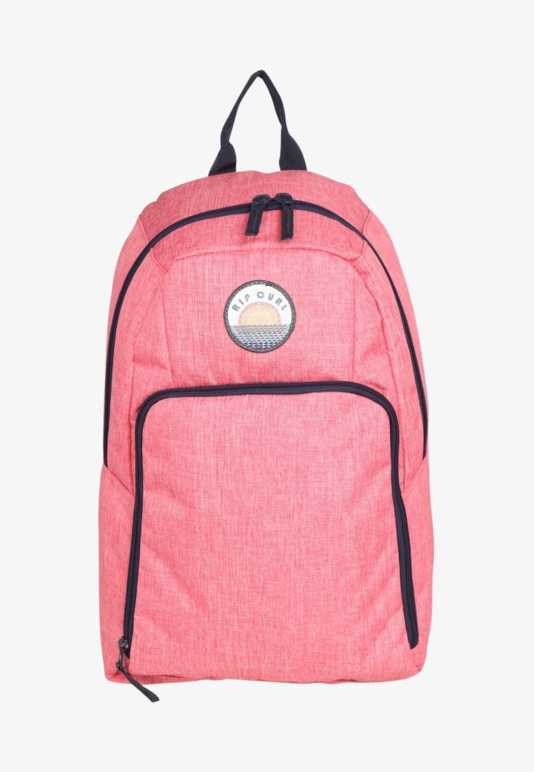Sac à dos en tissu rouge avec une finition texturée, fermetures éclair noires et un logo circulaire représentant un soleil et des vagues à l'avant. Bretelles ajustables.
