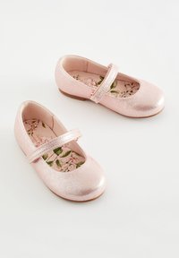 Rosa Glitzer-Ballerinas mit einem kleinen Riemen, abgerundeter Spitze und blumenmusterter Innensohle. Glatte Textur und flache Sohle.