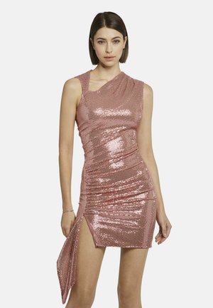 Pailletten-Kleid in Roségold, ärmellos mit asymmetrischem Ausschnitt, gerafften Details und einem seitlichen Schlitz. Glatte, glänzende Textur.
