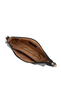 Pochette en cuir noir avec une texture lisse, fermeture éclair et quincaillerie en ton doré. L'intérieur doublé dispose de plusieurs poches et d'une impression de logo.