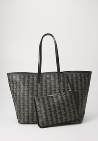 Stor svart totebag med et geometrisk mønsterdesign i beige. Inkluderer en mindre glidelåsveske med de samme aksentene. Glatt tekstur.
