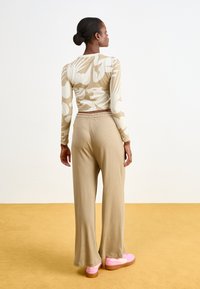 Puma CLASSICS ARTISANAL BABY TEE - Hosszú ujjú felső - desert dust