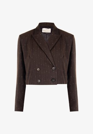 Afgeknipte dubbelgeknoopte blazer in donkerbruine stof met subtiele gouden krijtstrepen, voorzien van twee zwarte knopen en een scherpe kraag.