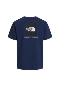 Granatowy T-shirt z krótkim rękawem z logo The North Face i napisem „Never Stop Exploring” na plecach na białym tle.