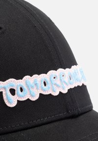 Zwarte pet met geborduurde "TOMORROW" tekst in blauw en roze, met een textuurpatroon en verhoogde stiksel op de rand.