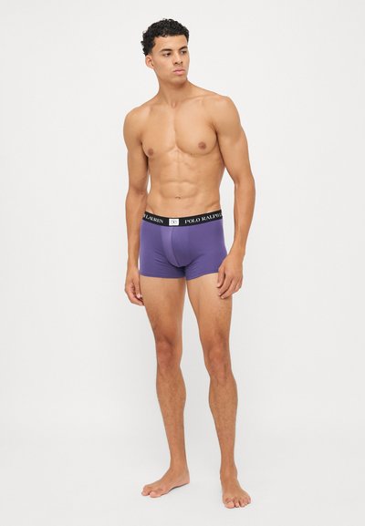 Caleçons boxers violets en tissu doux, avec une ceinture noire portant le logo « POLO RALPH LAUREN ». Design ajusté avec une coupe classique.