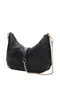 Czarna skórzana torebka na ramię o teksturowanym wykończeniu, z zamkiem błyskawicznym na górze i złotym łańcuszkiem na pasku. Wygięty kształt z pojedynczą rączką.
