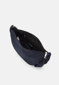 Borsa a tracolla in nylon blu navy con chiusura a zip, caratterizzata da una texture liscia, un interno spazioso e una piccola tasca interna con il marchio "PIECES".