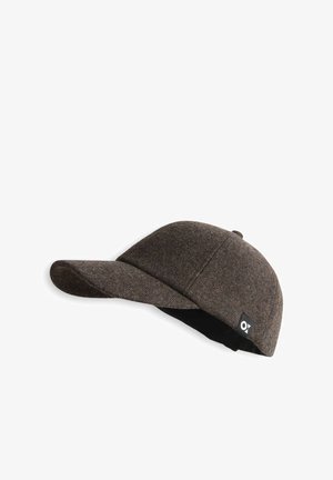 Bruine wolhoed met een gebogen rand, voorzien van een gestructureerd oppervlak en een klein zwart logo-opdruk aan de zijkant.