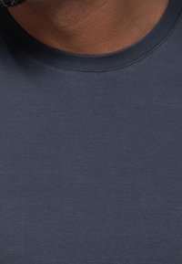 Navyblaue Baumwoll-T-Shirt mit Rundhalsausschnitt und kurzen Ärmeln; glatte Textur mit geringem Stretch, keine sichtbaren Muster oder Akzente.