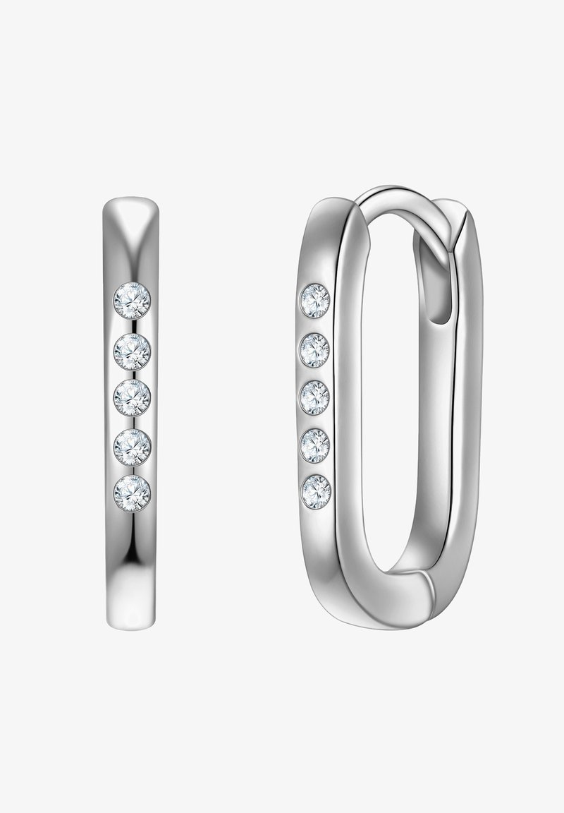 Strieborné kruhové náušnice so piatimi malými, guľatými priesvitnými drahokamami usporiadanými vertikálne na jednej strane a hladkým, lešteným povrchom.