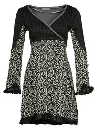Svart och vit blommönstrad klänning med långa ärmar, volangdetaljer vid ärmsluten, en V-ringning och en figurnära midja. Tillverkad av texturerat stickat tyg.