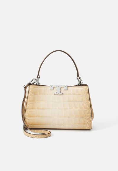 Borsa in pelle beige con stampa coccodrillo, dalla forma strutturata, dotata di hardware con logo metallico, manico corto e tracolla regolabile.