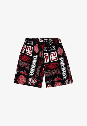 Zwarte shorts met een mix van rode en witte grafische ontwerpen, waaronder logo's en nummers, met een elastische tailleband voor comfort.