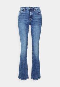 Jeans acampanados en denim azul claro con cintura alta, que cuentan con un diseño tradicional de cinco bolsillos y detalles de costura visibles.