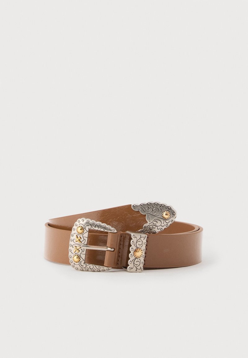 Ceinture en cuir marron avec une boucle en argent ornée de motifs floraux gravés et de petits accents dorés, enroulée sur un fond blanc.
