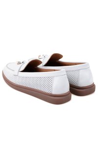 Witte geperforeerde leren instapschoenen met een bruine rubberen zool, voorzien van een ronde neus en een kleine strikaccent. Flexibel ontwerp voor comfort.