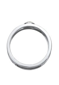 Silberner Metallring mit einem runden, klaren Edelstein in der Mitte. Der Ring hat eine glatte, polierte Oberfläche und ein offenes Banddesign.