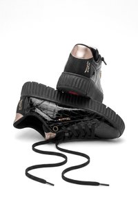 Ζευγάρι μαύρα sneakers από δερμάτινο βερνίκι με υφασμένα πέλματα, μαύρα κορδόνια και μεταλλικές ροζ χρυσές λεπτομέρειες στη φτέρνα και τα παπουτσάκια.