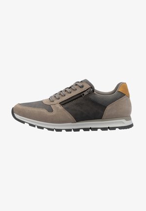 Scarpa sportiva grigia e nera realizzata in suede e mesh, con lacci sul davanti, zip laterale, collo imbottito e accentuazione del tallone marrone in contrasto.