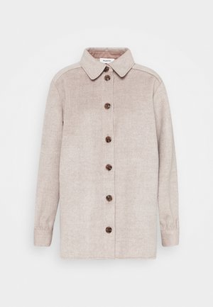 Veste en laine beige clair à manches longues avec des boutons marron sur le devant et un col classique.