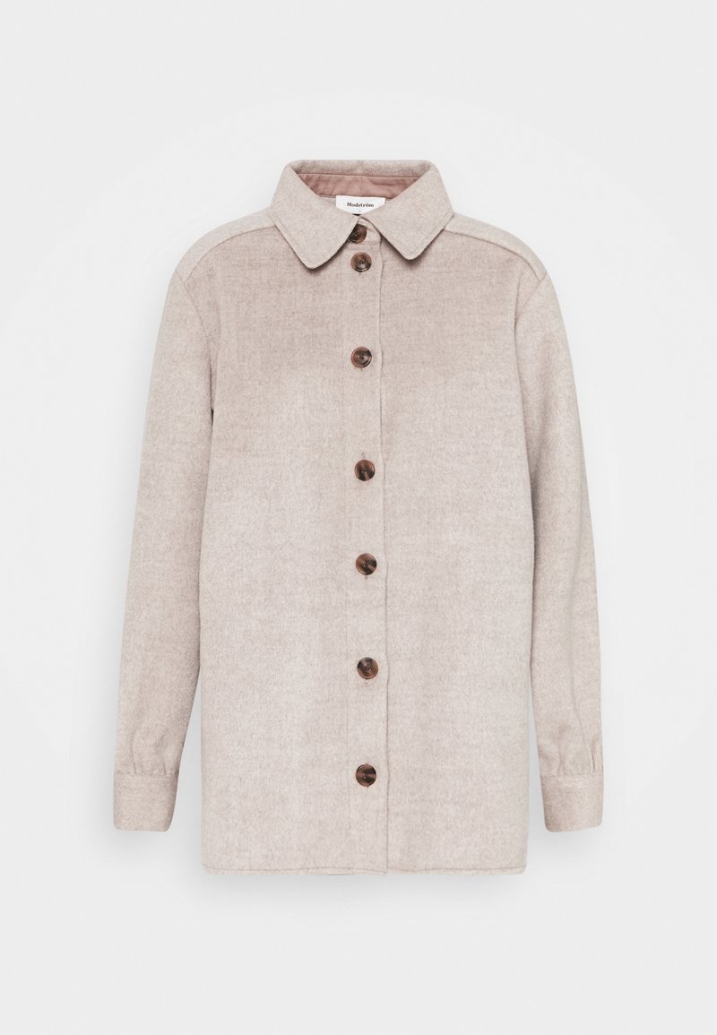 Veste en laine beige clair à manches longues avec des boutons marron sur le devant et un col classique.