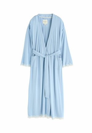 Accappatoio azzurro chiaro realizzato in tessuto morbido con cintura. Presenta due tasche frontali e dettagli in pizzo sulle maniche e sull'orlo.