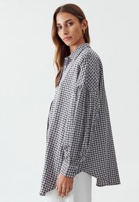 THE FATED VAL OVERSIZE  - Košilová halenka  - black flocked gingham