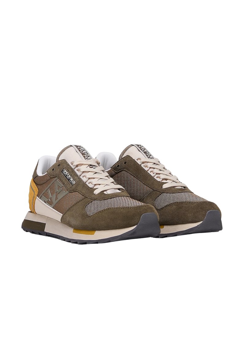 Groene en beige sneakers met mesh en suède materialen, met een textuurontwerp, rubberen zool en gele accenten op de hiel.