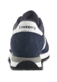 Sneaker blu navy con tomaia in suede, dettagli in pelle bianca e suola grigia. Presenta un colletto imbottito e il logo sul tallone.