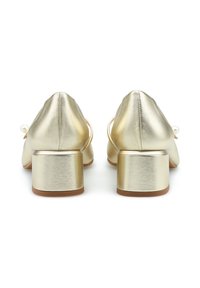 Gouden, metallic, lage hakken schoenen met een spitse neus en een bandje. Bevat een kleine decoratieve parelaccent aan de zijkant.