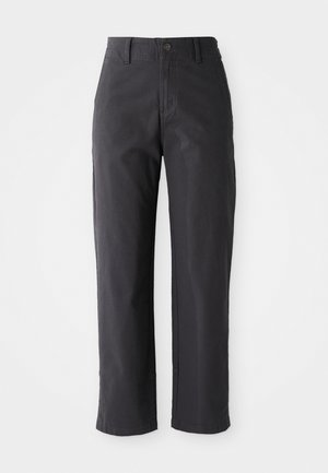 Sötétszürke pamut nadrág egyenes szabású dizájnnal, gombos záródással és klasszikus zsebekkel. Simább textúrájú és minimális részletezéssel.