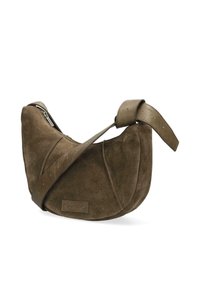 Brązowa zamszowa torebka crossbody o zakrzywionym kształcie, z regulowanym paskiem i małym zamykanym na zamek otworem. Posiada teksturowany skórzany akcent.
