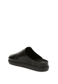Zuecos negros sin cordones con parte superior de cuero suave y suela acolchada, mostrados en un ángulo trasero de tres cuartos sobre fondo blanco.