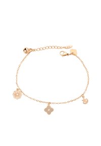 Guldtonad armband med en fin kedja som har en blommig berlock, en mönstrad stjärnberlock och en liten rund klocka, alla med en polerad yta.