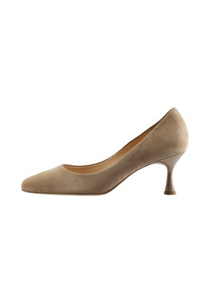 Beige ruskind damesko med spids tå og lav buet hæl på hvid baggrund.
