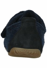 Donkerblauwe slipper met een zachte, gestructureerde bovenkant en een zwarte suède hak. Voorzien van een flexibele bruine rubberen zool voor grip.