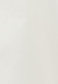 Tessuto di cotone bianco con una texture liscia, superficie uniforme e lucentezza minimale. Appare leggero ed è privo di motivi o segni visibili.
