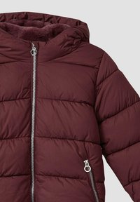 Bordo pufasta jakna s kapuljačom, sa srebrnim patentnim zatvaračem i bočnim džepom, kviltanom teksturom i plišastom unutarnjom oblogom.