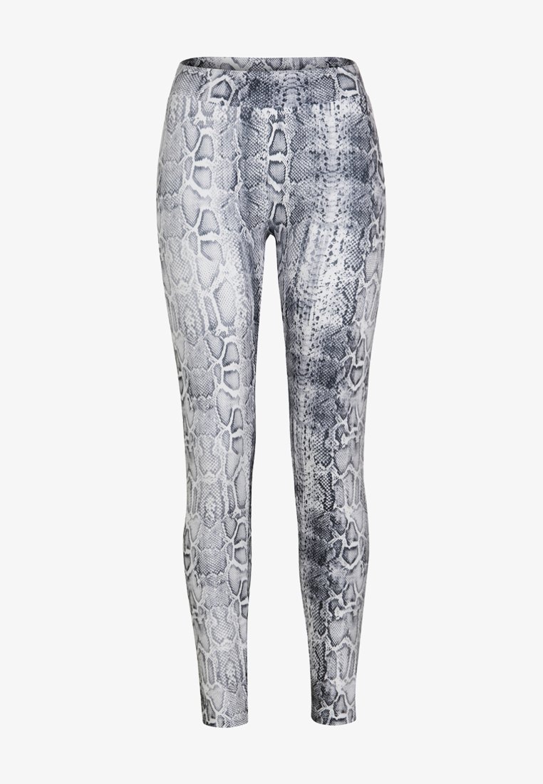 Leggings de estampado de serpiente en blanco y negro, hechos de tejido elástico, con una textura suave y un diseño ajustado.