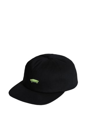Zwarte baseballpet met een klein groen skateboard geborduurd op het voorpaneel, weergegeven tegen een witte achtergrond.